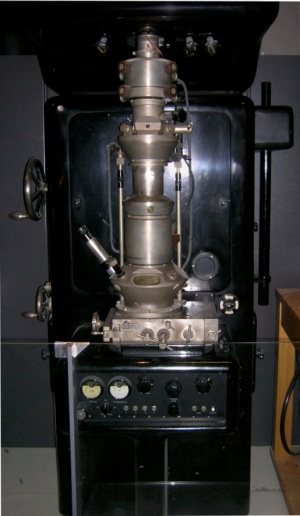 First Electron Microscope with Resolving Power Higher than that of a Light Microscope. Ernst Ruska, Berlin 1933 Wikipedia CC BY-SA 3.0, https://www.flickr.com/photos/93452909@N00/176059674